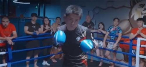 完蛋我被美女包围了拳击怎么赢 完蛋我被美女包围了拳击怎么赢